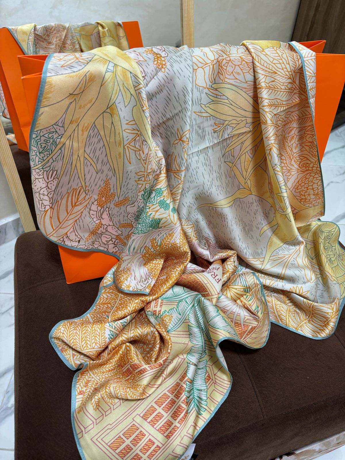 Foulard en soie satinée 010